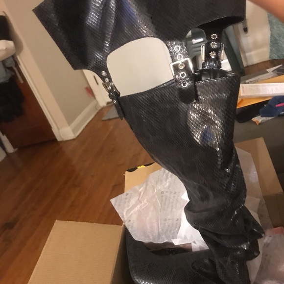 Black Thigh high boots with belt attached - Picture 5 of 8